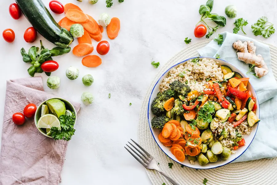 Healthy PMOS plate with half vegetables, quarter lean protein, quarter high fiber carbs for PCOS and blood sugar control